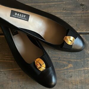 ♥️… Bally Gold Bow Black Leather Flats